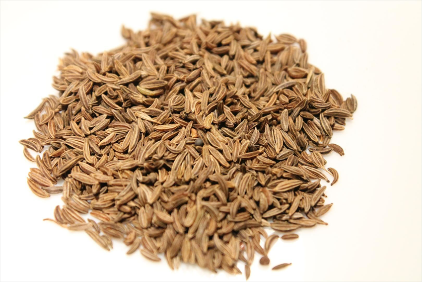 Köménymag illóolajat (karvont, limonént, karveolt), zsírosolajat, flavonoidokat, fehérjét tartalmaz.