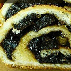 Áfonyás-gesztenyés bejgli recept.