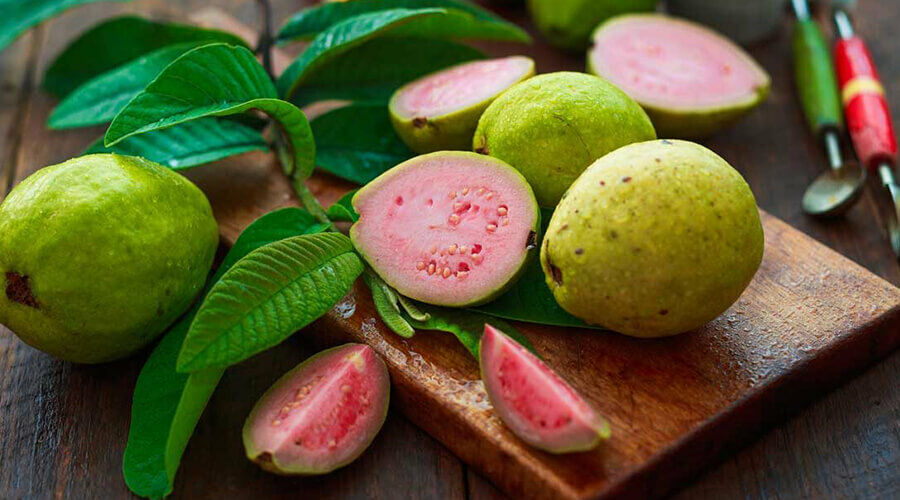 Több guava gyümölcs kettévágva.