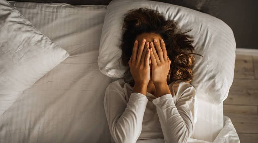 Alvászavarokkal szenvedő fiatal nő