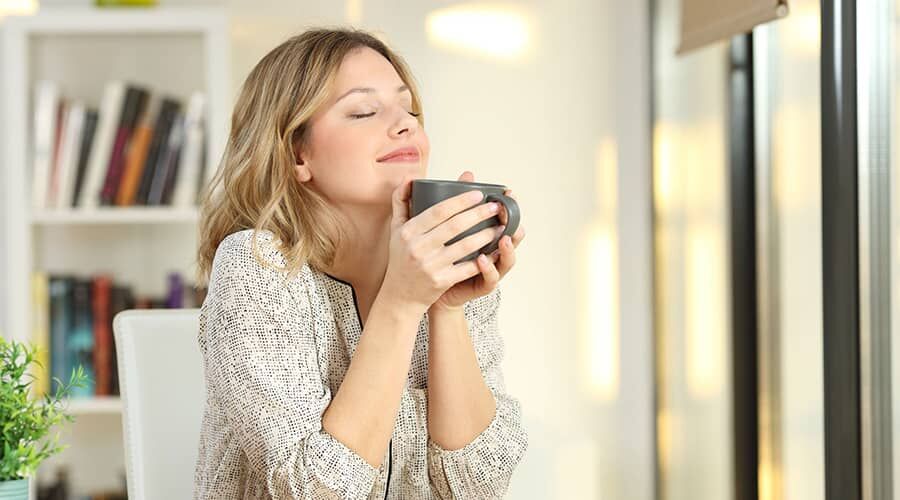 Egy nő kávét iszogat