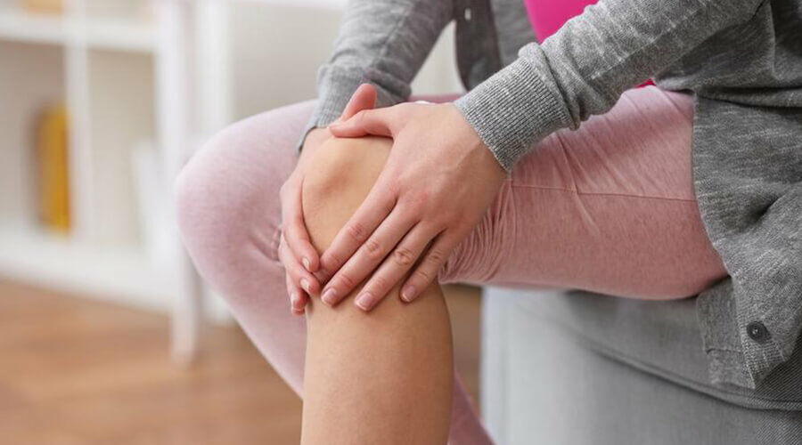 Mi okozza az ülés közben tapasztalható térdfájdalmat?