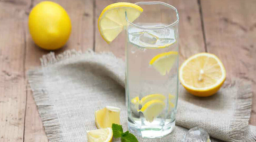 Egy pohár citromos víz.