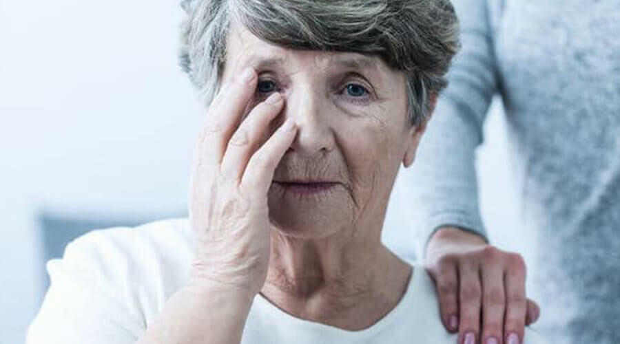 Egy demenciával küzdő idős hölgy.