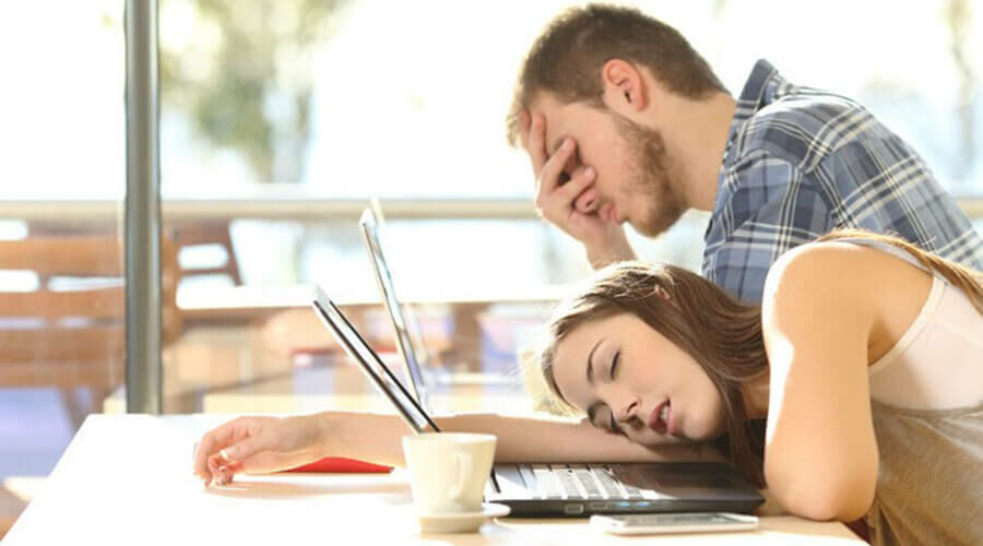 Fáradt fiatalok a laptop előtt.